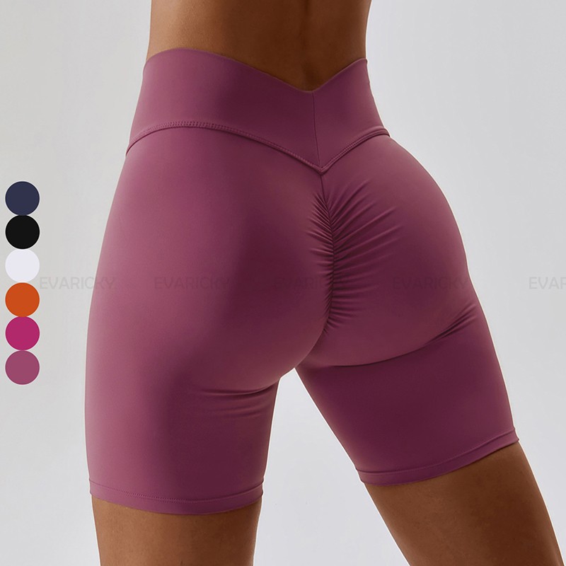 Quần short tập luyện cắt eo chữ V